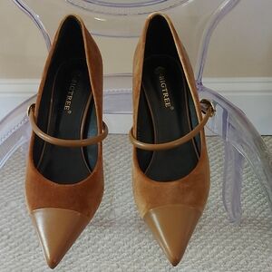 Elegant Brown Heels with Pointed Toe and Strap